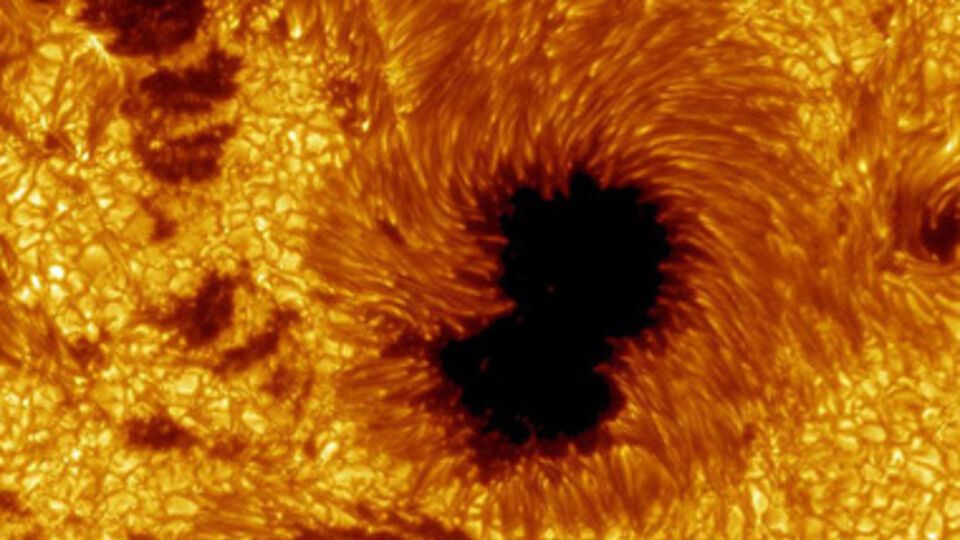 Пятно на Солнце превышает размеры Земли