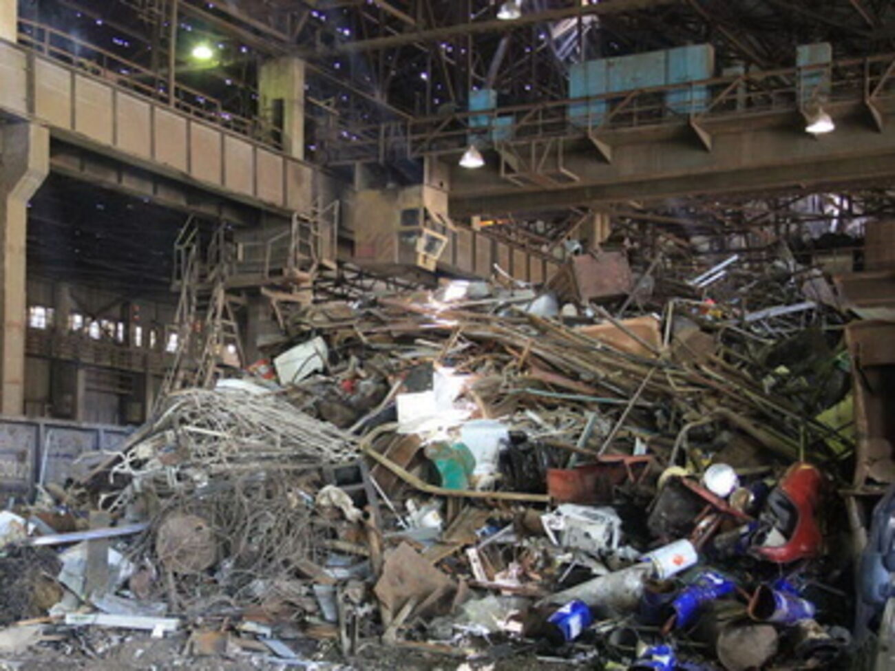 Очевидцы отмечают, что с территории предприятия разносится едкий черный дым и звуки резки металла