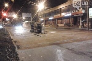 Боевики не помогли водителю грузовика выбраться