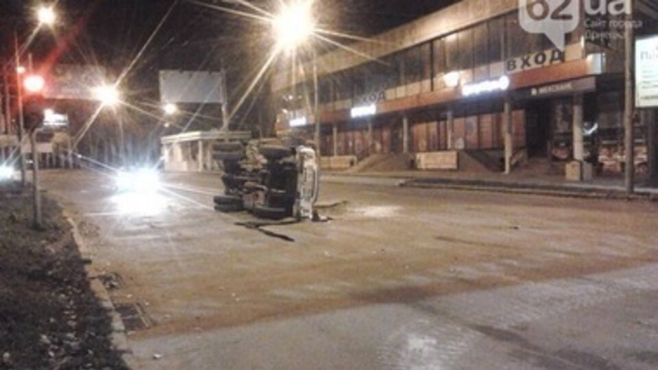 Боевики не помогли водителю грузовика выбраться