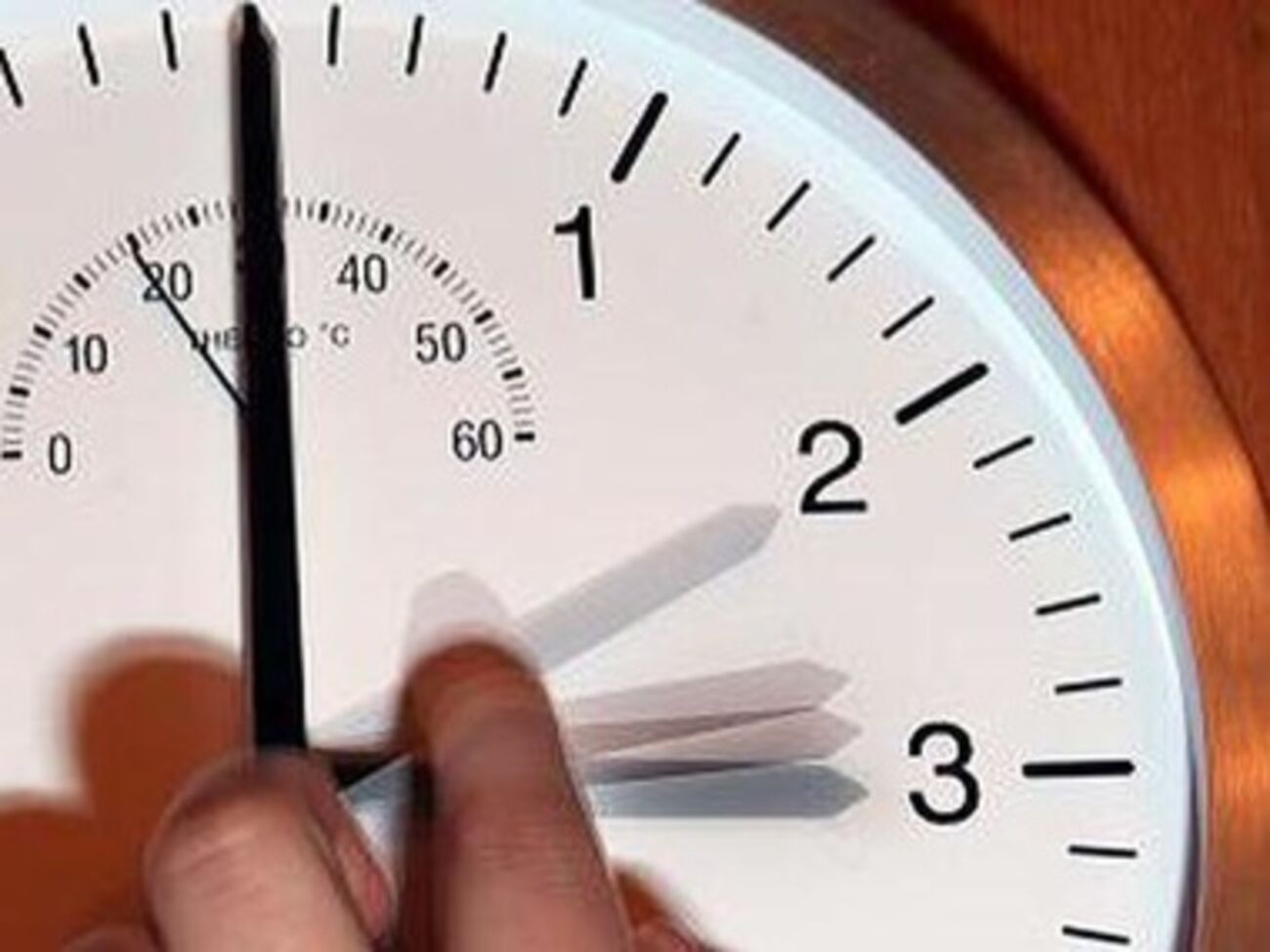 Стрелки нужно перевести в четыре часа утра