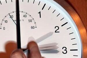 Стрелки нужно перевести в четыре часа утра