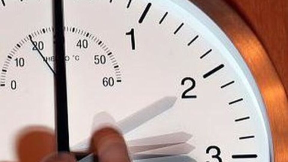 Стрелки нужно перевести в четыре часа утра