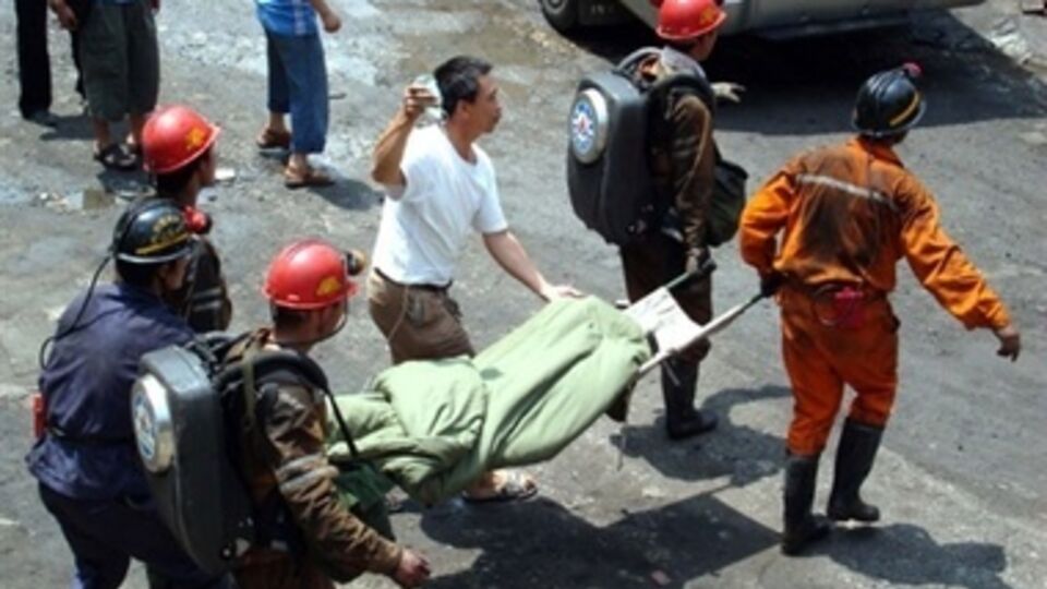 В шахте в момент аварии находилось более 30 человек