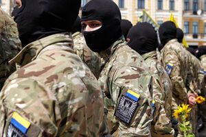 В Новоазовске появились люди с символикой "Азова" и "Айдара"