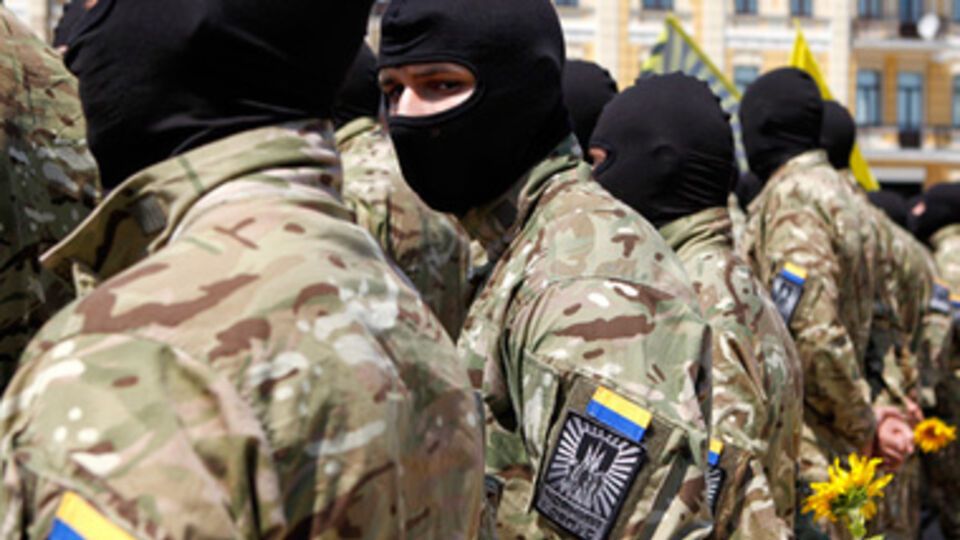 В Новоазовске появились люди с символикой "Азова" и "Айдара"