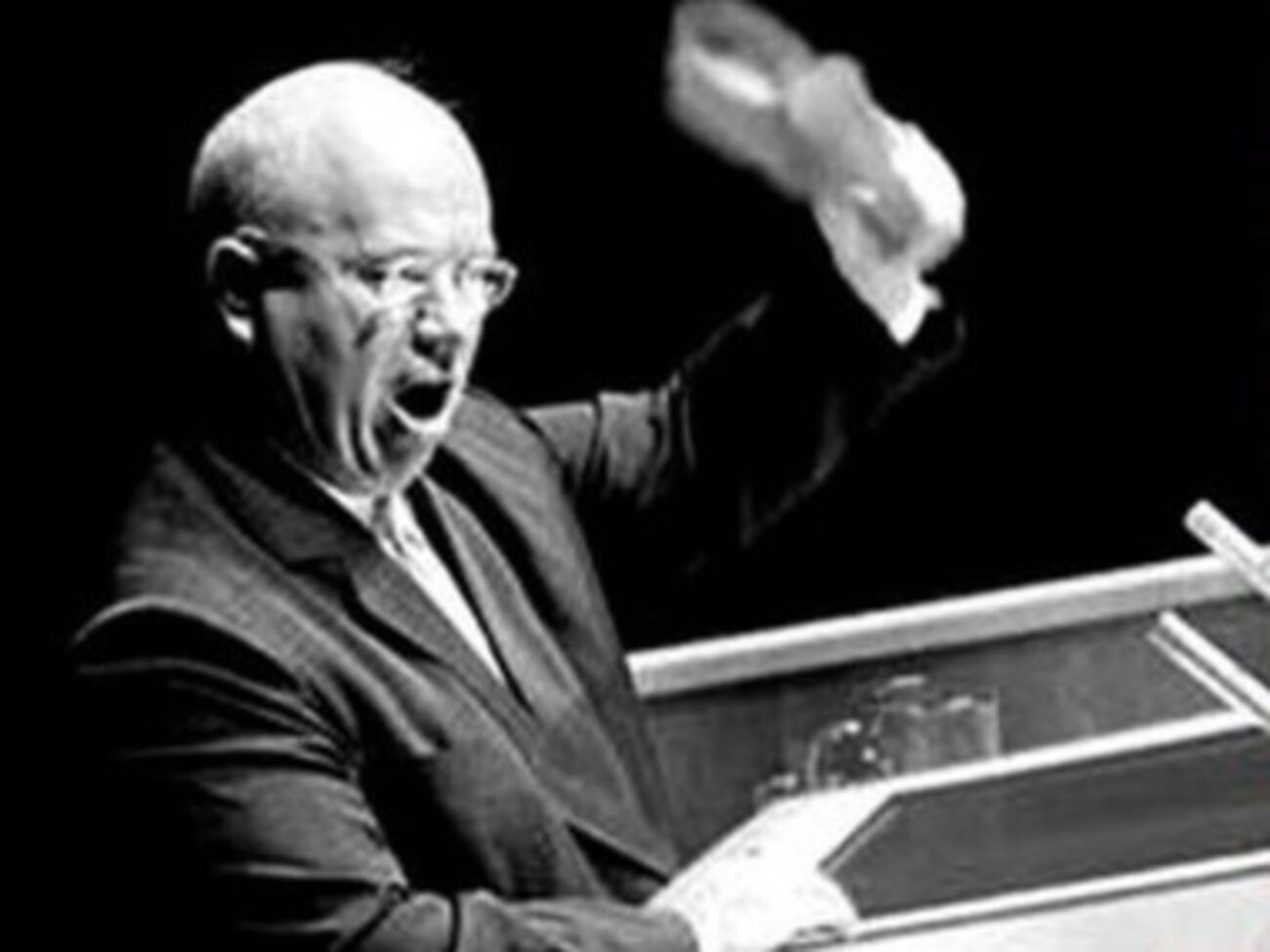 Примерно так же было, когда Хрущев стучал ботинком по трибуне ООН и обещал показать Штатам кузькину мать --- считает Борис Немцов