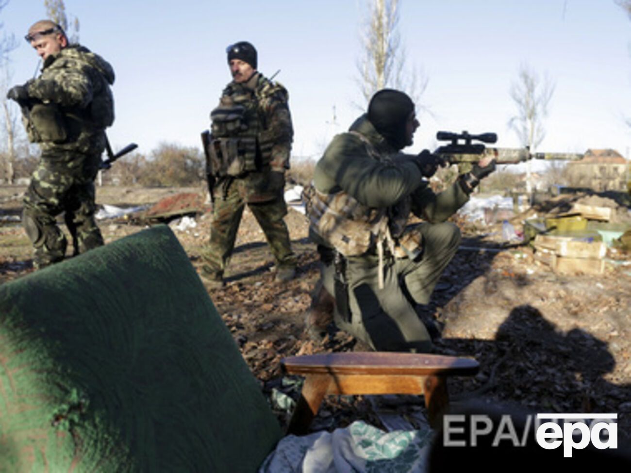 Украинская армия в аэропорту отстреливается очень осторожно