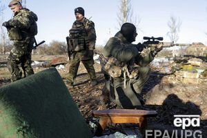 Украинская армия в аэропорту отстреливается очень осторожно