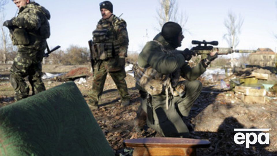 Украинская армия в аэропорту отстреливается очень осторожно