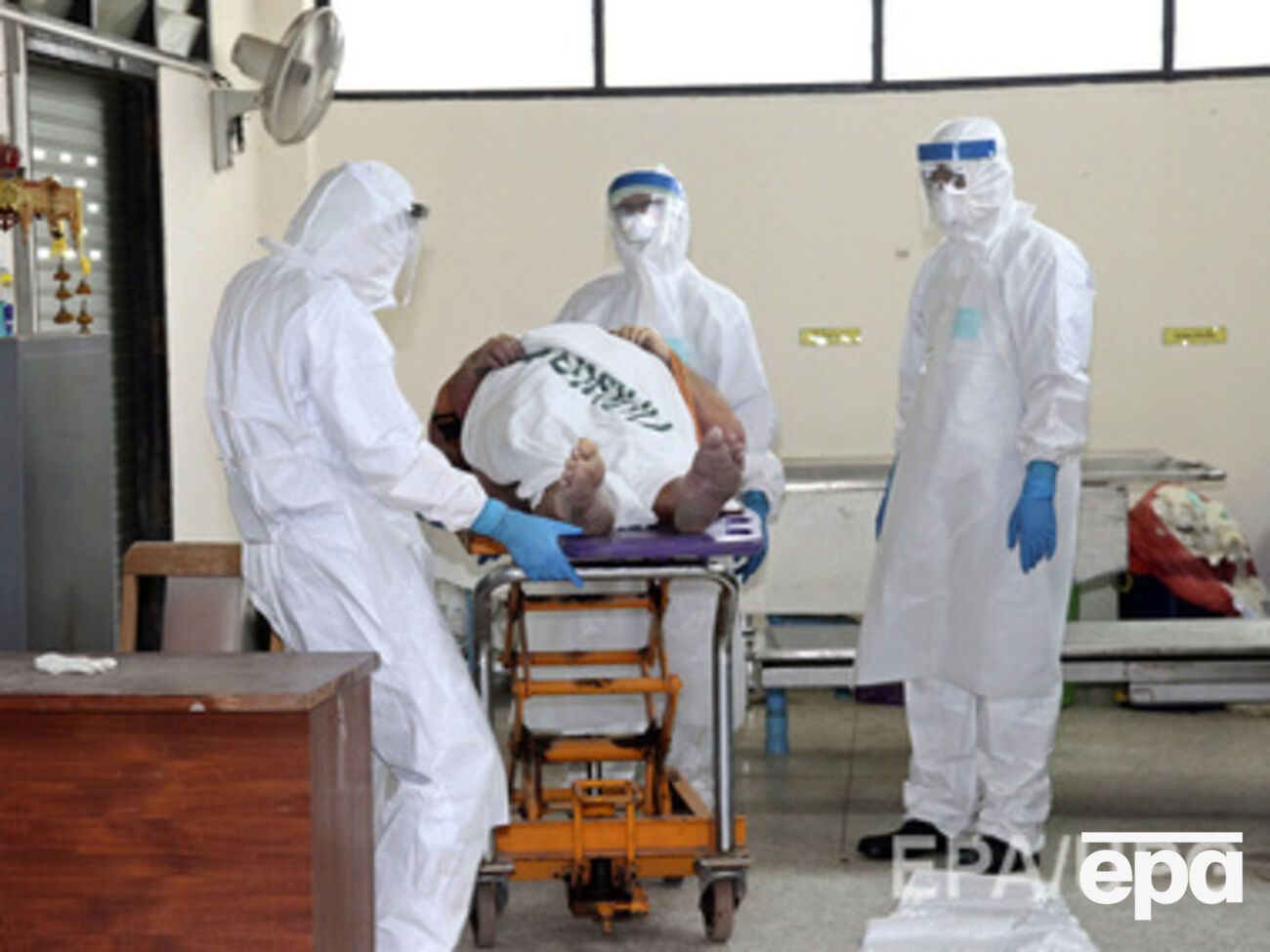 По данным ВОЗ, число людей, погибших от лихораки Эбола, продолжает расти