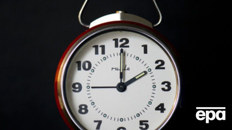 Украинцы перешли на зимнее время