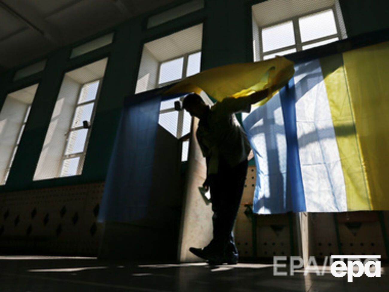 В Украине избирательные участки открылись в 8.00