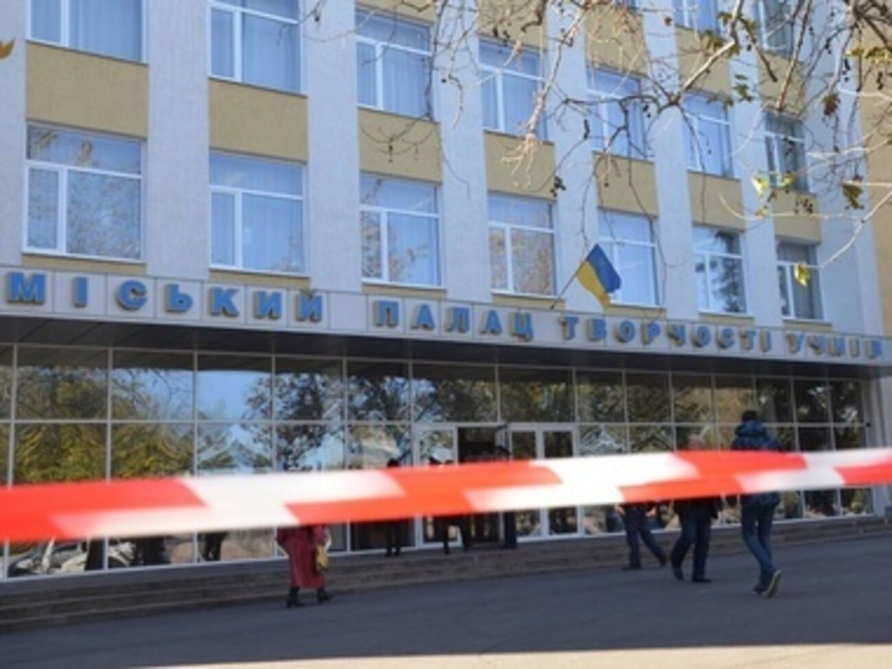 На всех семи участках работают спасатели, милиция и сотрудники кинологической службы