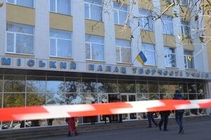 На всех семи участках работают спасатели, милиция и сотрудники кинологической службы