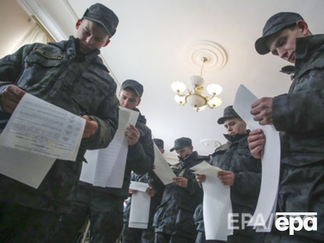 Военные голосуют посменно