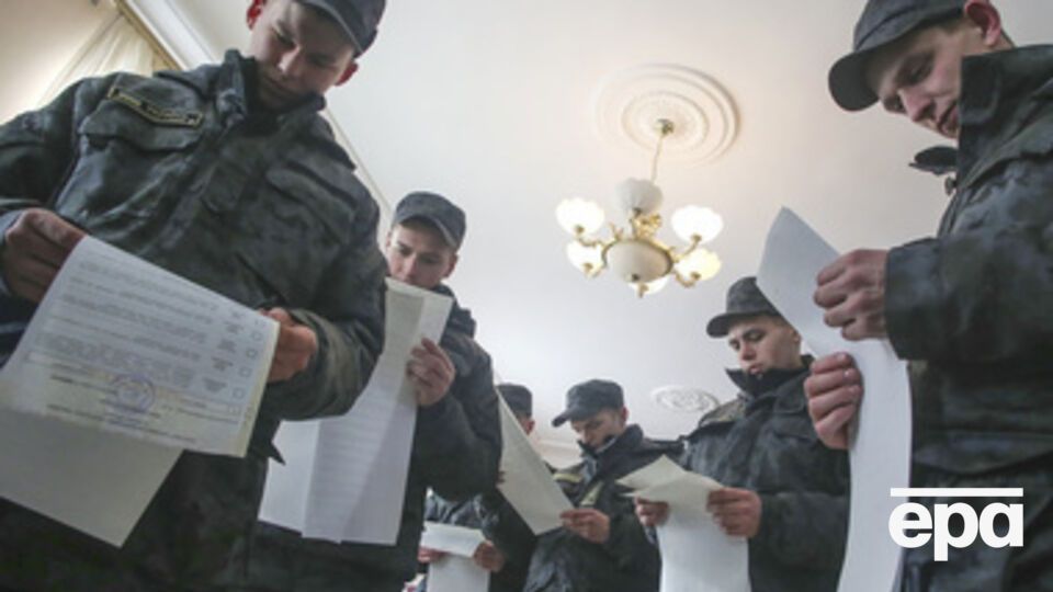 Военные голосуют посменно