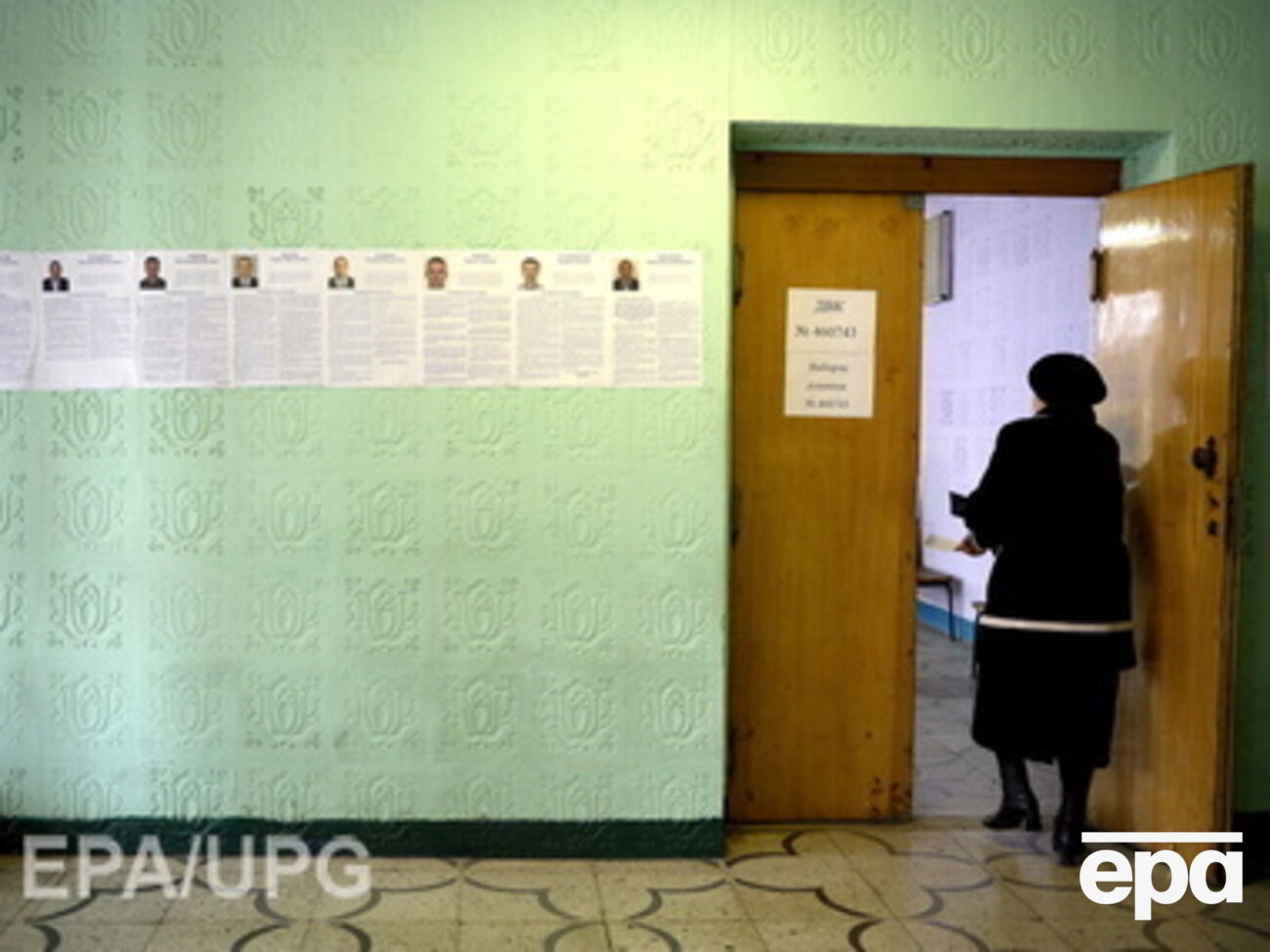 На одних участках происходят "вбросы" бюллетеней, на других &ndash; люди пытаются вынести их с собой