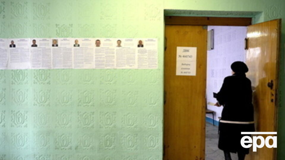 На одних участках происходят "вбросы" бюллетеней, на других – люди пытаются вынести их с собой