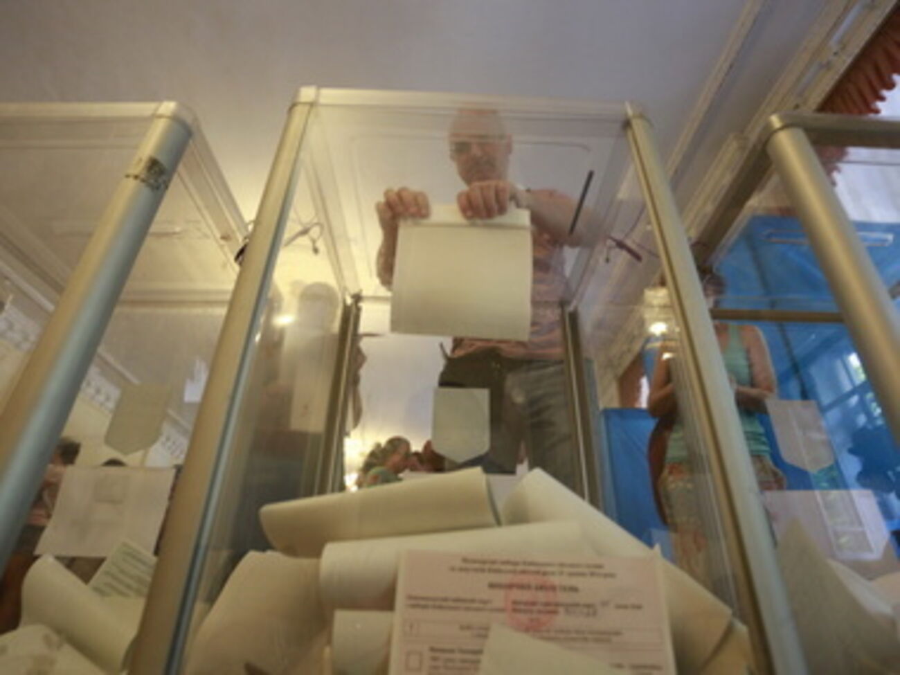 В урну для голосования избиратель бросил только один листок&nbsp;