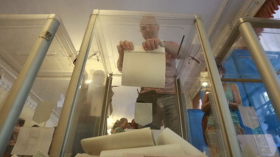 В урну для голосования избиратель бросил только один листок