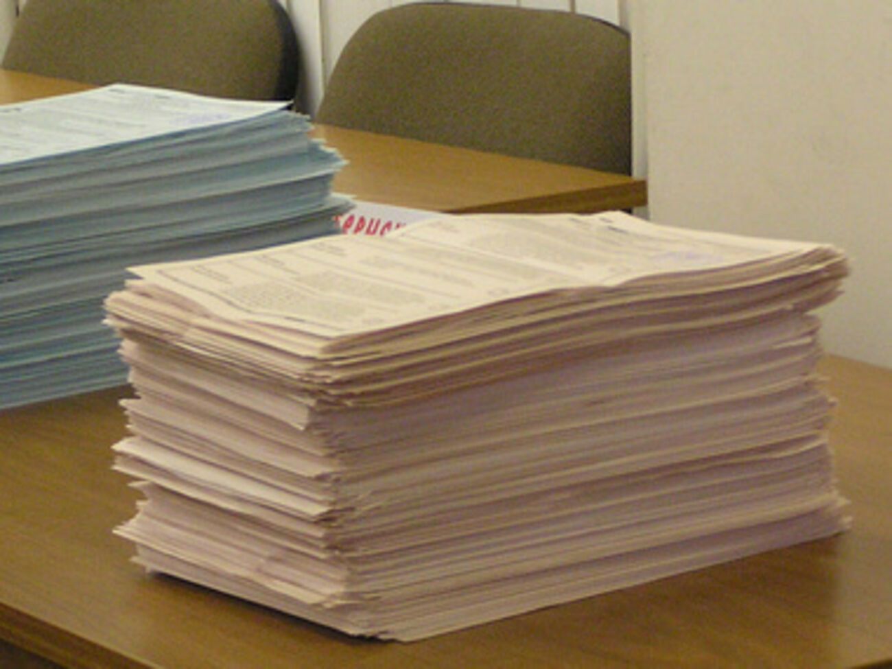 По словам главы избиркома, такое количество бюллетеней поступило на случай, если поступят раненые АТО