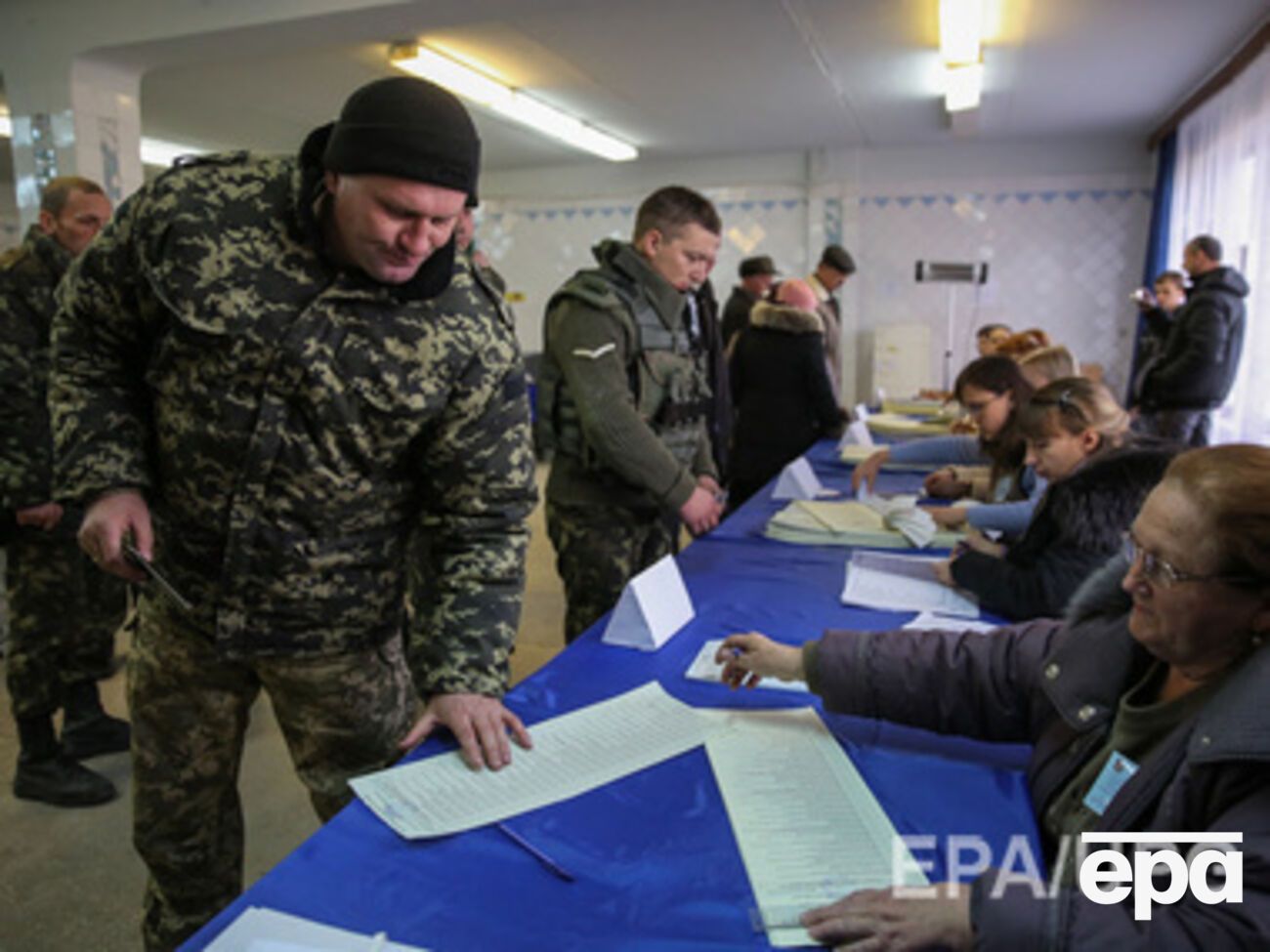 Из-за отсутствия паспортов им было разрешено проголосовать по военным билетам