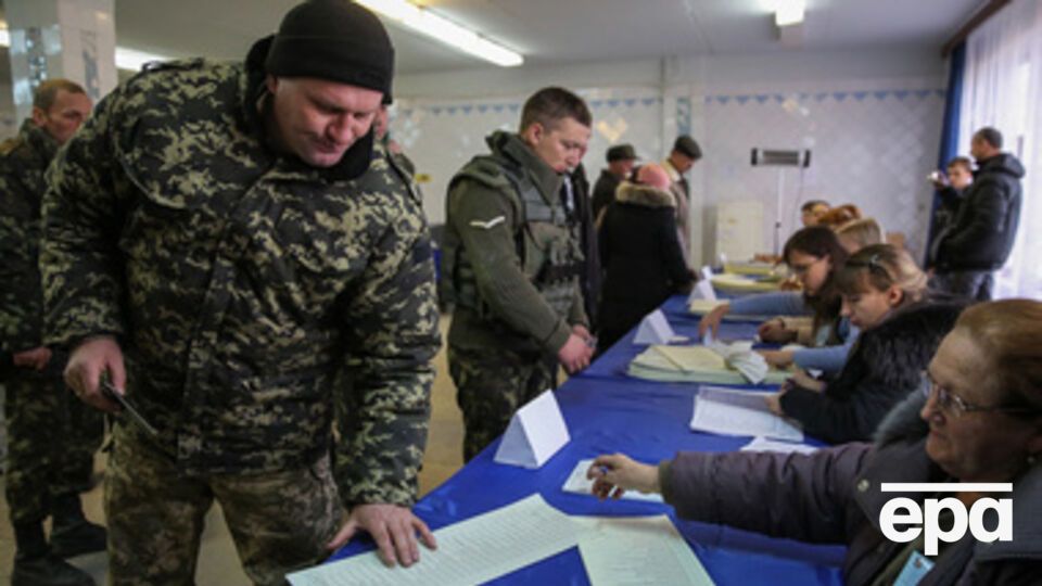 Из-за отсутствия паспортов им было разрешено проголосовать по военным билетам