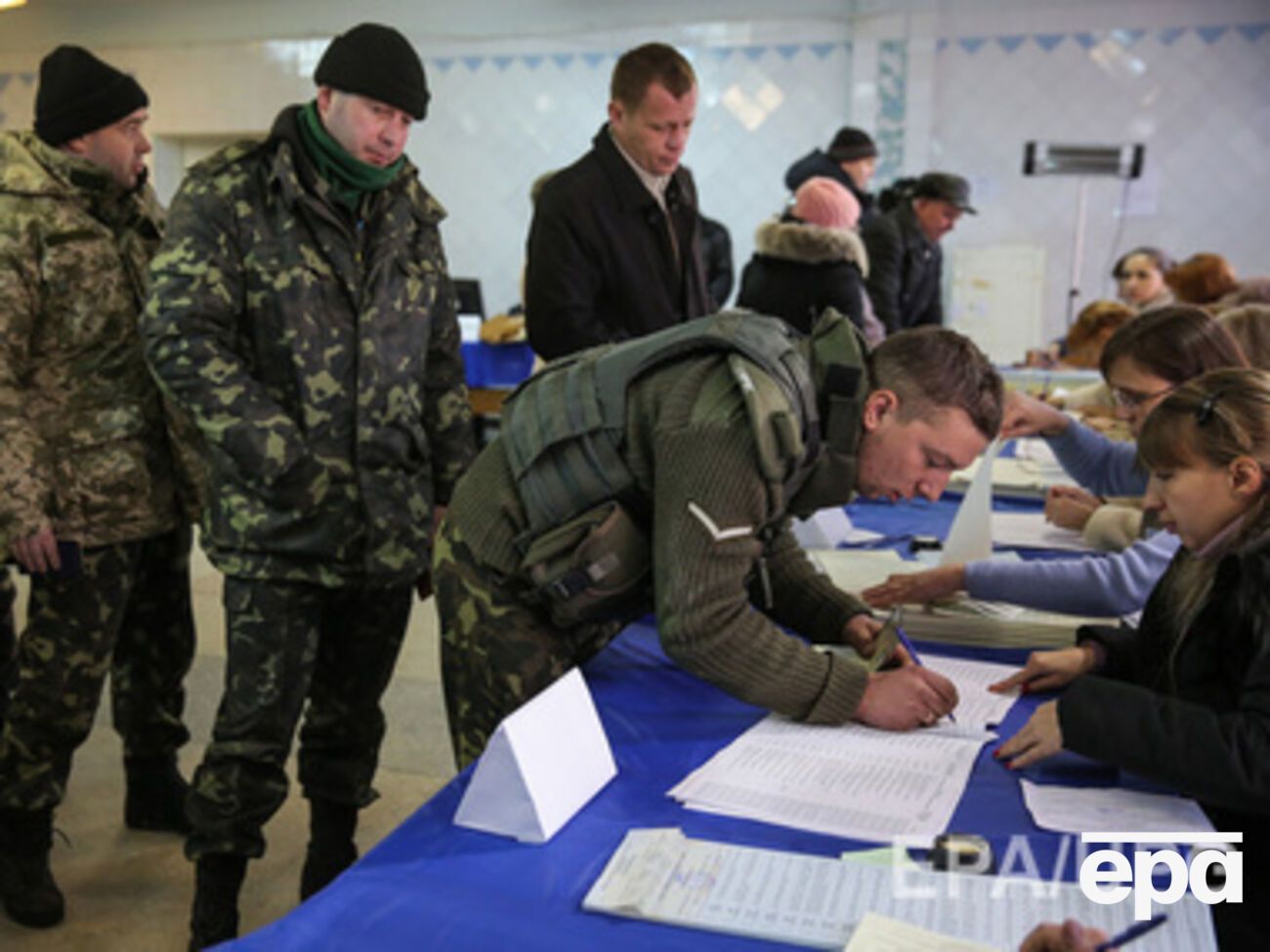 Украинцы продолжают голосовать