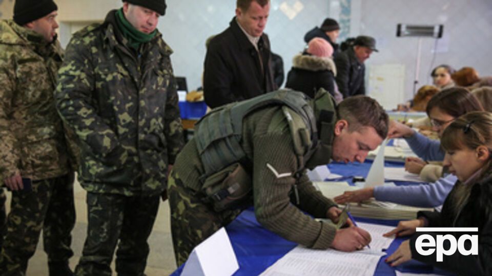 Украинцы продолжают голосовать