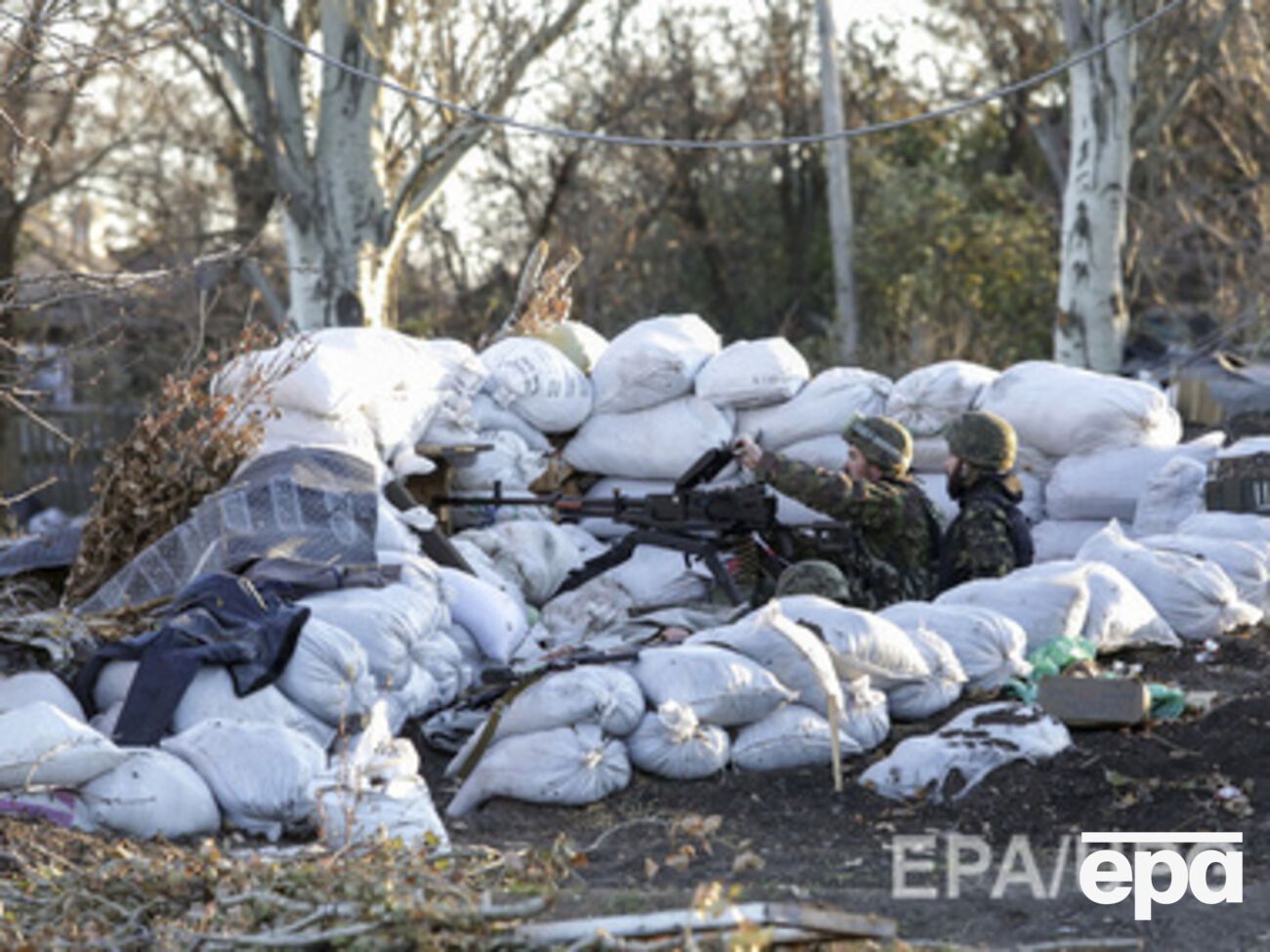 Солдаты обустраиваются на позициях надолго