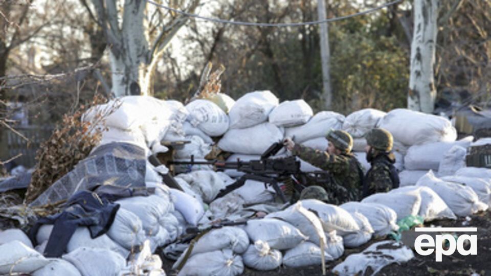 Солдаты обустраиваются на позициях надолго