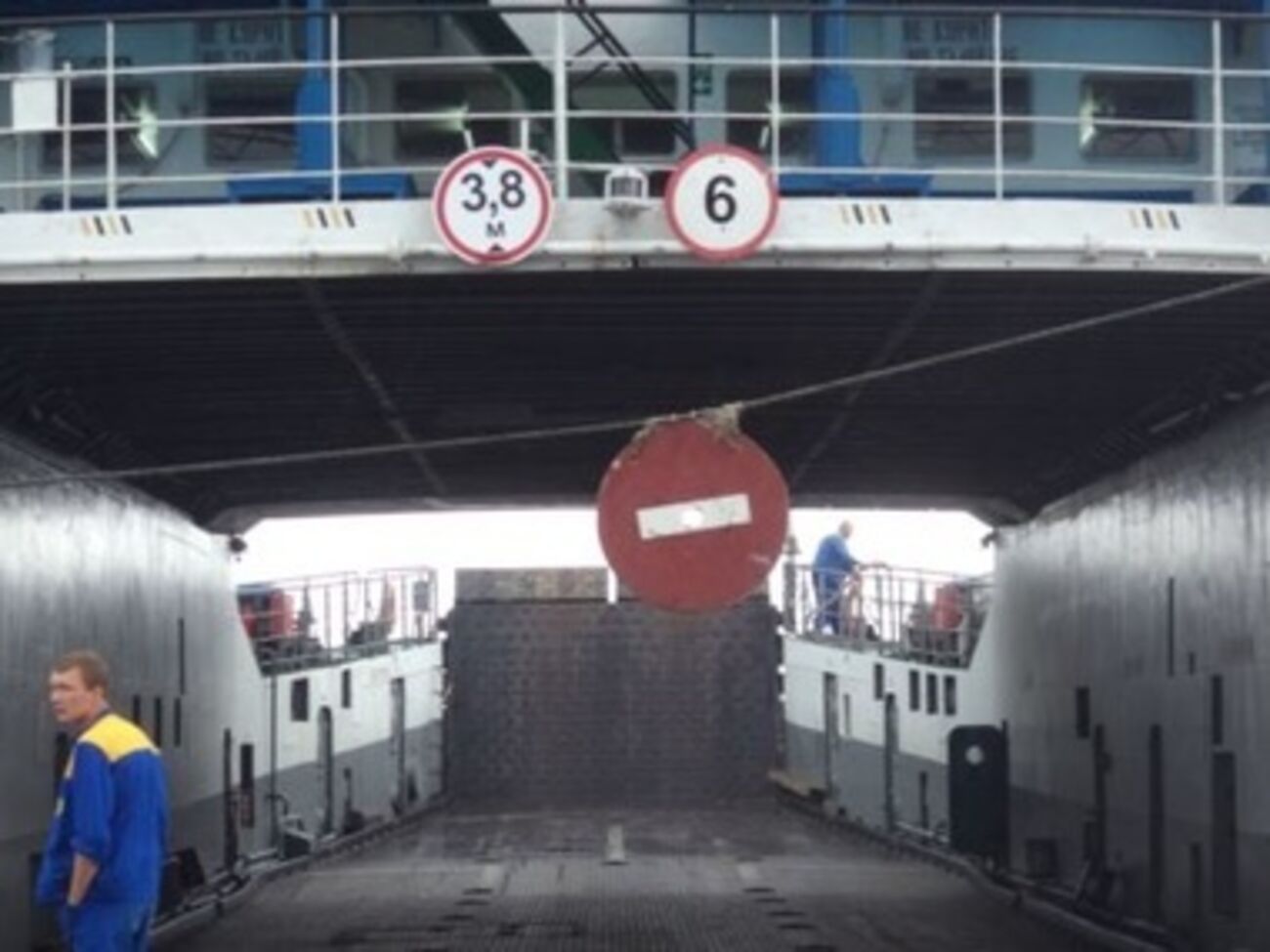 Переправа парализована штормом