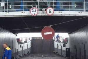 Переправа парализована штормом