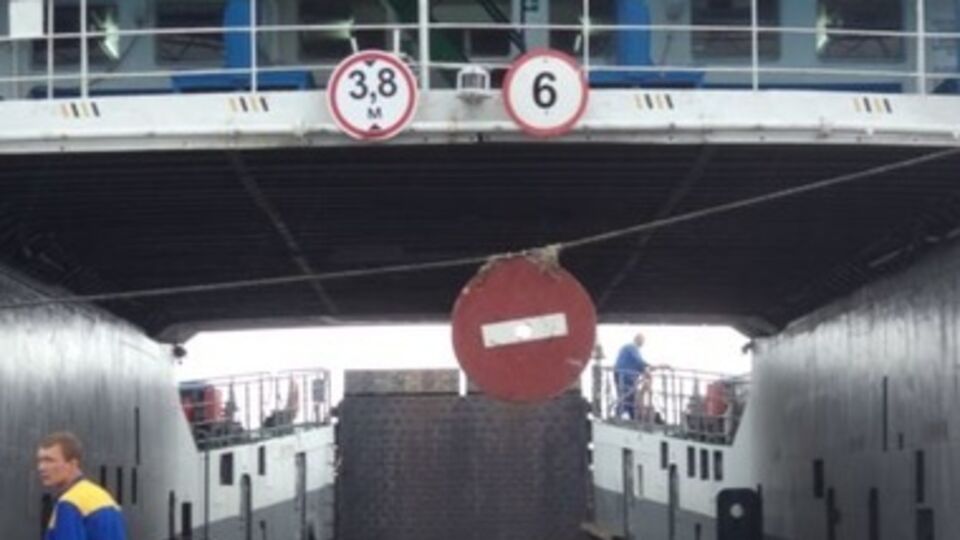 Переправа парализована штормом