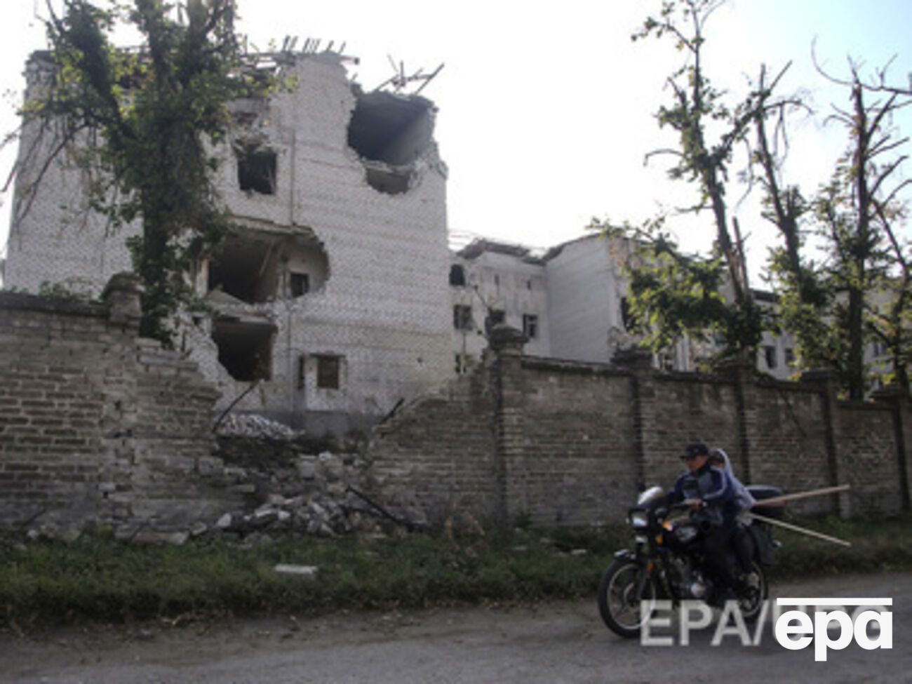 В Донецке слышны звуки выстрелов и взрывов