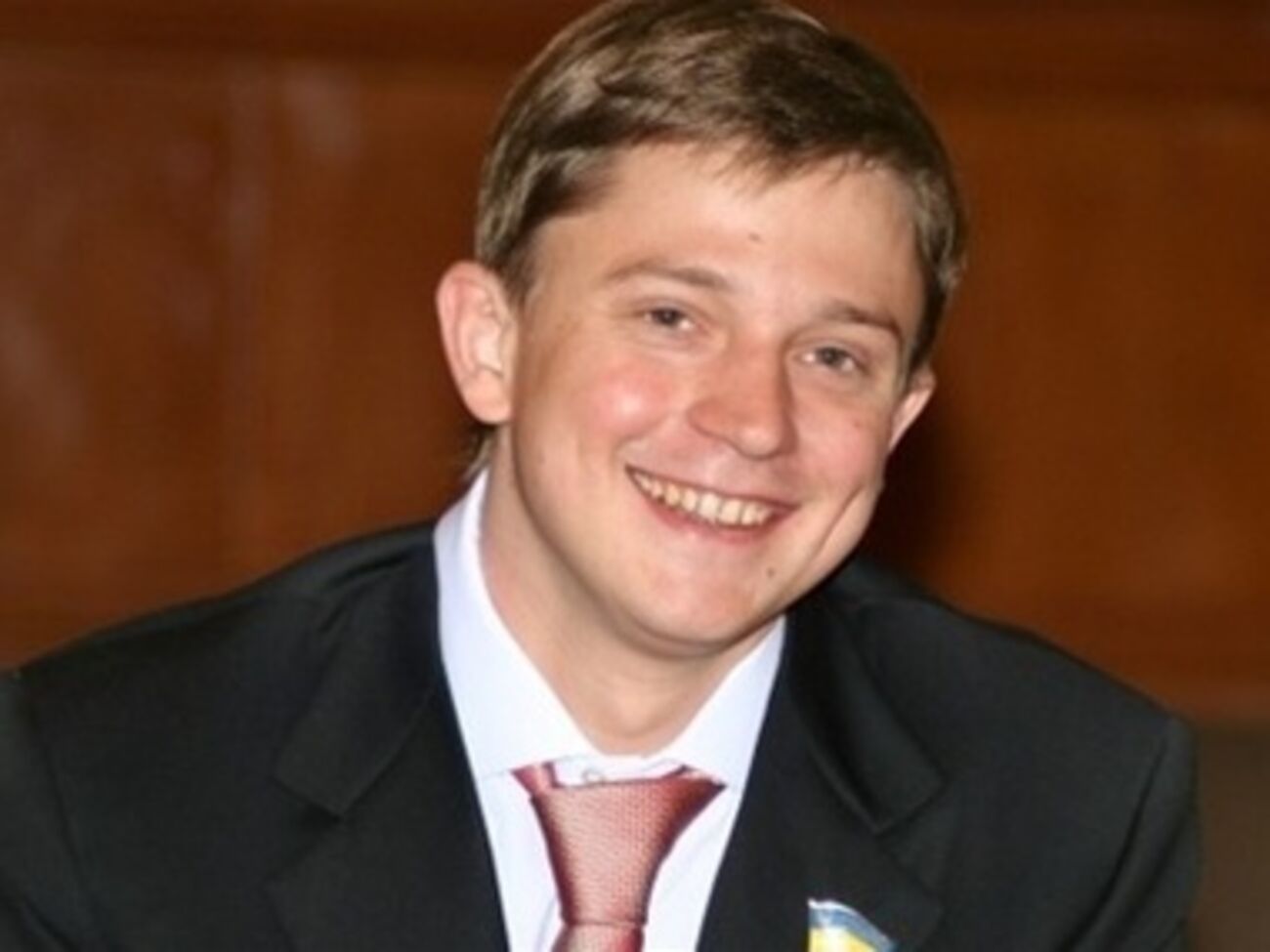 Довгий лидирует на своем округе