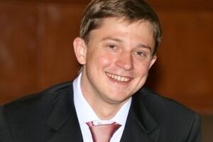 Довгий лидирует на своем округе