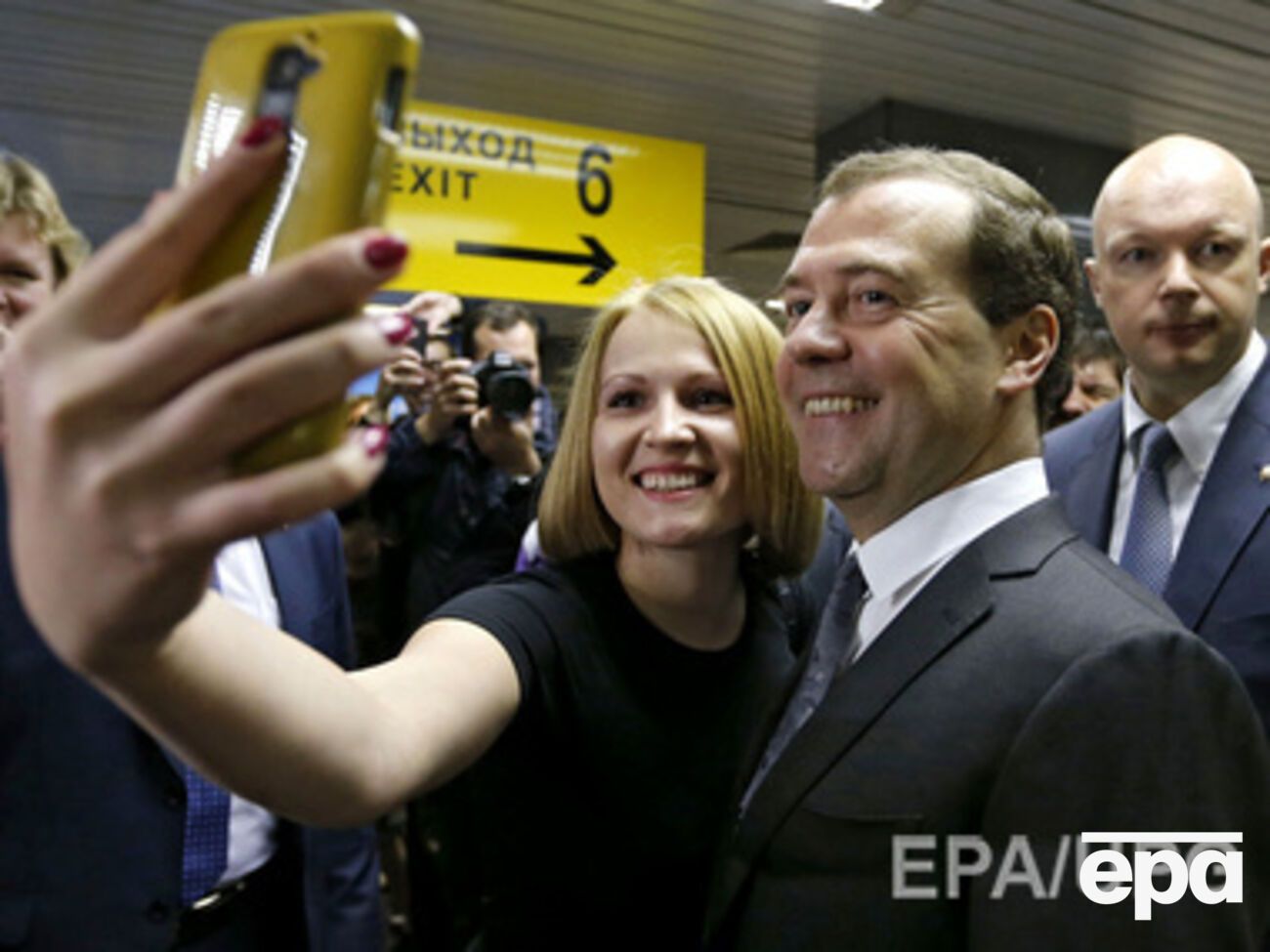 Премьер Медведев --- известный любитель "селфи"