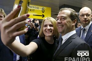 Премьер Медведев --- известный любитель "селфи"