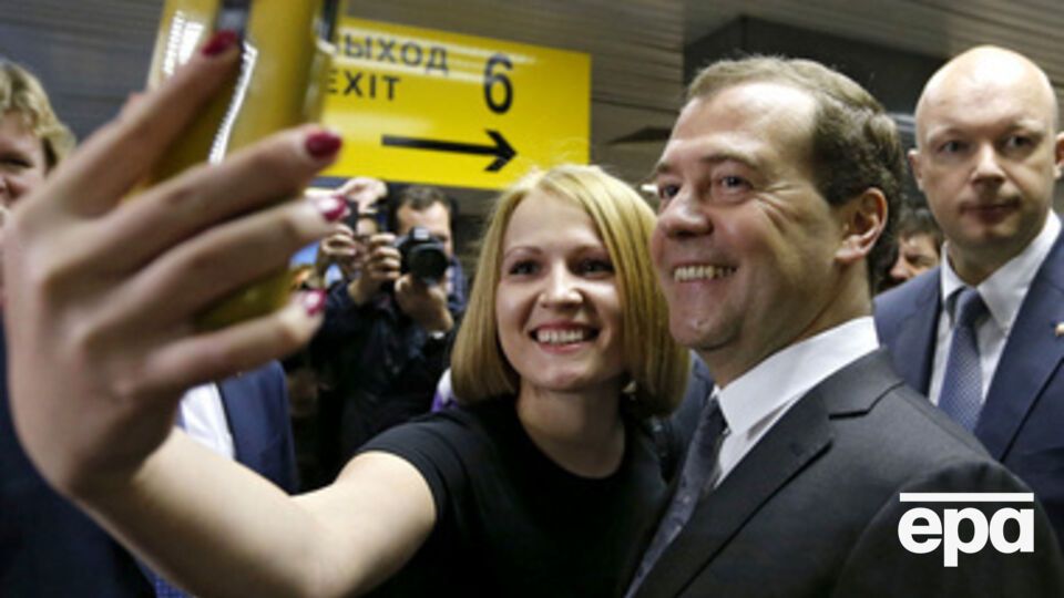 Премьер Медведев --- известный любитель "селфи"