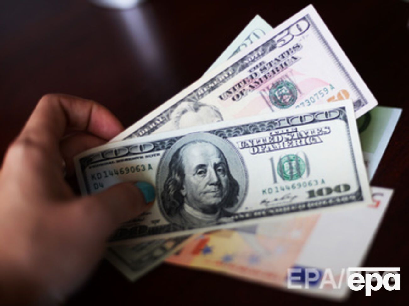 Доллар продолжает укрепляться по отношению к рублю