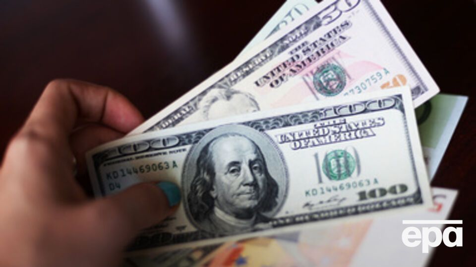 Доллар продолжает укрепляться по отношению к рублю
