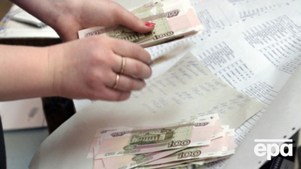 Рубль за последние месяцы подешевел почти на 30% к доллару