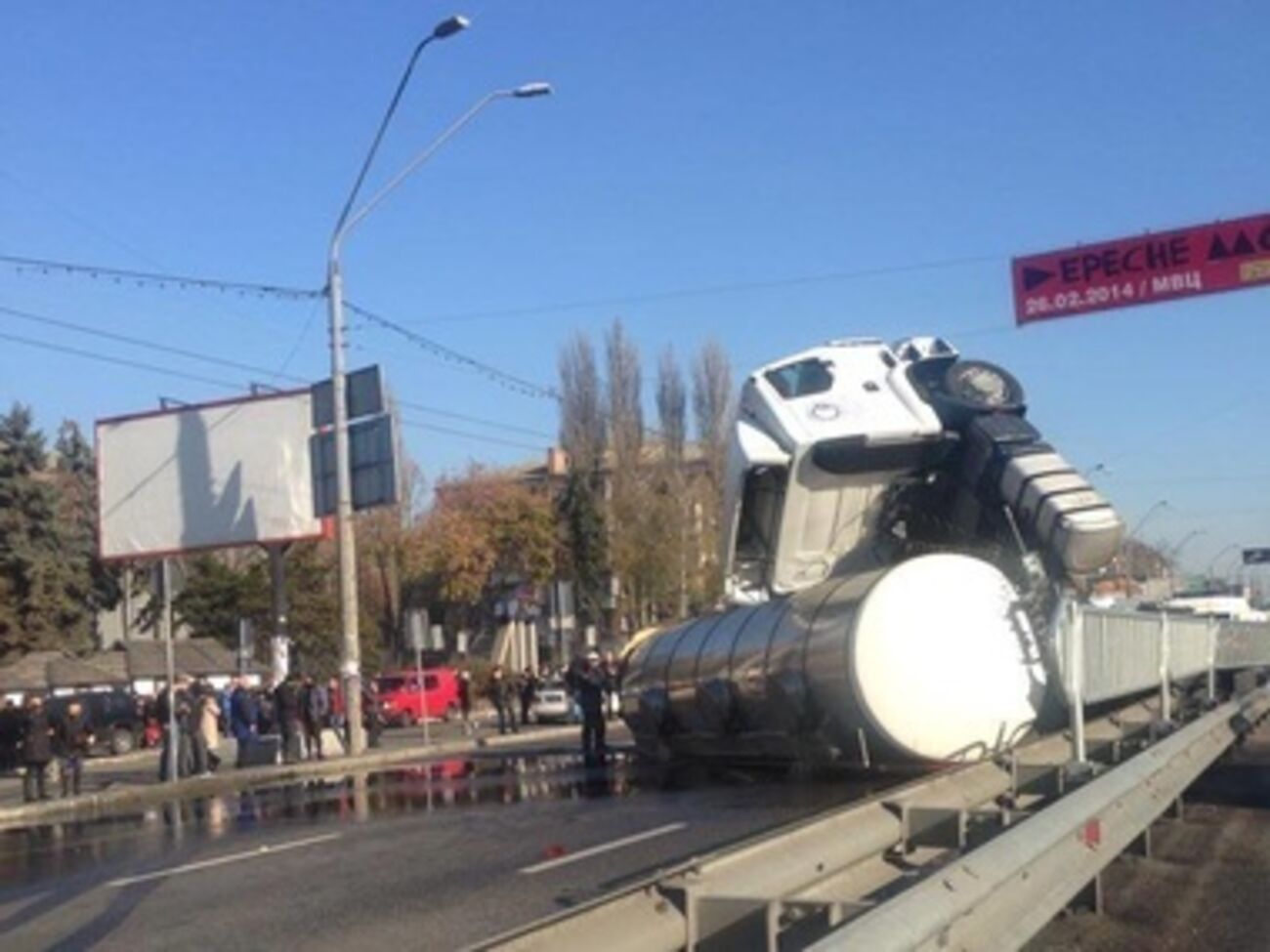 В результате ДТП фура перекрыла проезжую часть