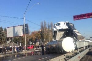 В результате ДТП фура перекрыла проезжую часть