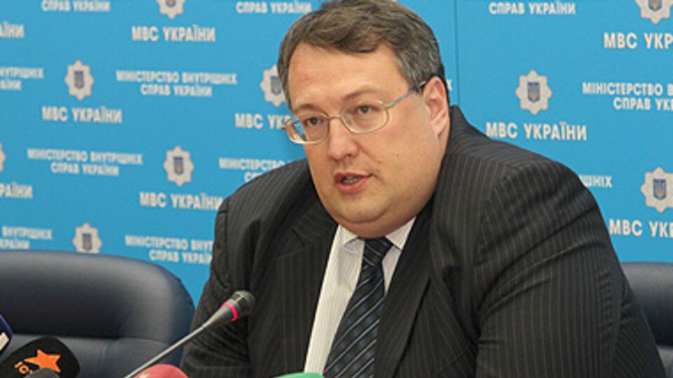 Антон Геращенко сообщил о проблемах с подсчетом голосов в четырех округах Луганской области