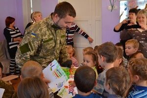 Военные в Краматорске посетили детский сад. Фоторепортаж