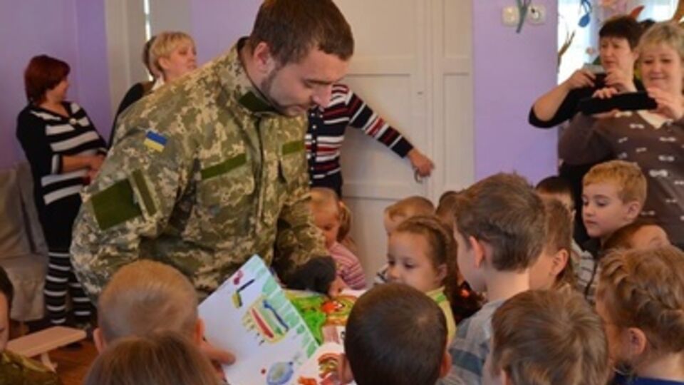 Военные в Краматорске посетили детский сад. Фоторепортаж