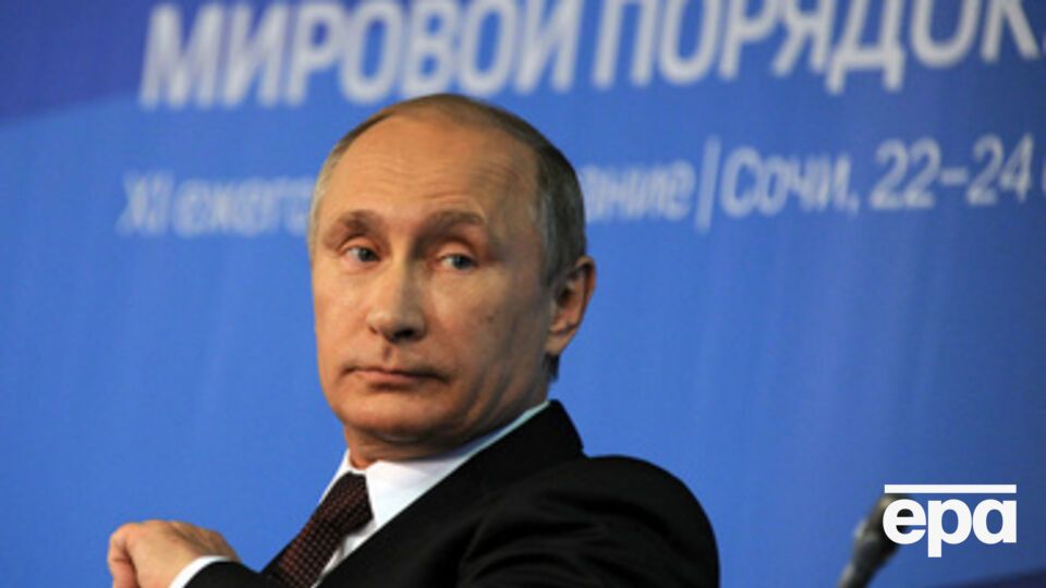 Борьба в ближайшем окружении российского президента Владимира Путина замедляет принятие решений, в то время как санкции выжимают экономику страны